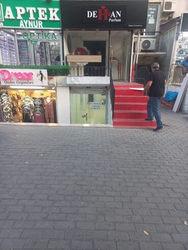 Memar əcəmi metrosunun yanında Hüseynbala Əliyev küçəsində yerləşir