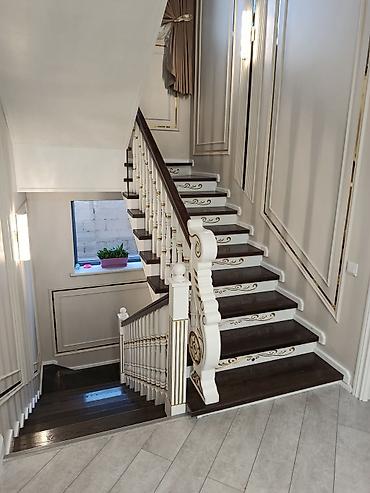 Деревянные лестницы: Деревянная лестница Для дома, Форма лестницы: Г-образная, Стиль: Классический — 19