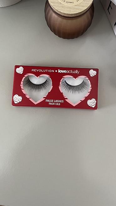 ucuz koftalar: Kirpiklər üçün tuş Makeup Revolution Yeni — 1