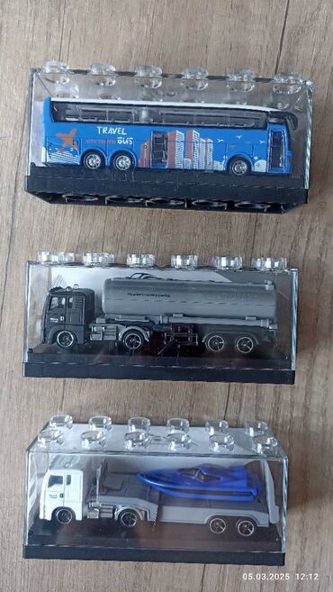 детские машин: Продаю игрушки машинки новые запечатанные.Цена 250 сом 1 шт!!