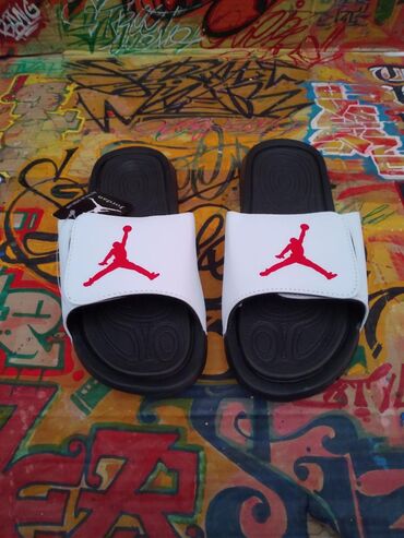 обувь для фудбола: Jordan сланцы самые лучшие шлепки по цене и качеству ! Тапки только