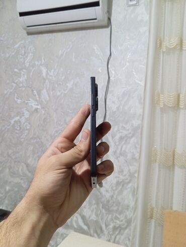 Redmi: Redmi smartfon - Rəng: qara, parlaq arxa panel - Kamera: arxada çoxlu — 6