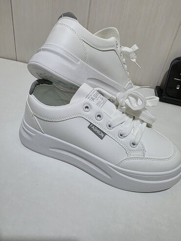 обувь для фитнеса: Белые кеды FASHION - Универсальный минималистичный дизайн: гладкий