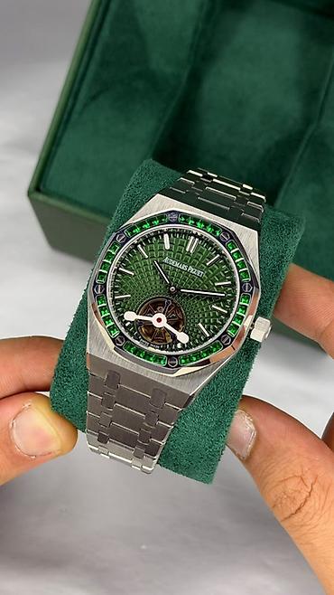 Audemars Piguet üslubunda yaşıl siferblatlı qol saatı. Saatın dizaynı
