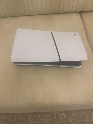 PS5 (Sony PlayStation 5): Təzə alınıb demək olar ki istifadə olunmayıb təcili satılır