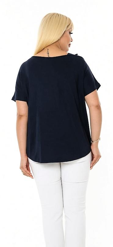 Qadın geyimləri: Qadınlar üçün qısaqoll bluz - Rəng: tünd göy - Kəsim: rahat/oversize — 4