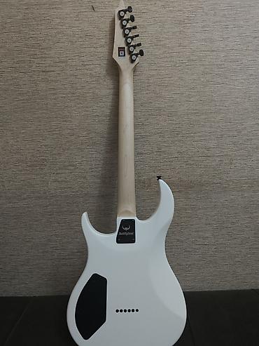 Ağ rəngli elektrik gitara komplekti təqdim olunur. Dəstə şəkildə