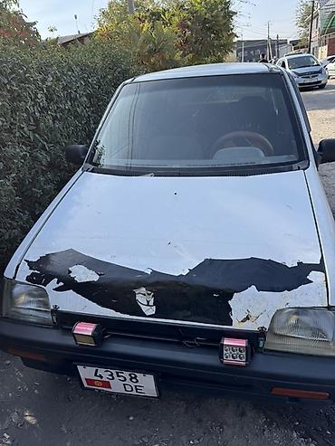 Хэтчбек 5-дверный, компактный городской автомобиль белого цвета