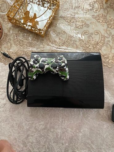 playstation 4 купить в баку: İdeal veziyetdedir Uzerinde 1eded çızığ yoxdur bile 1eded pult