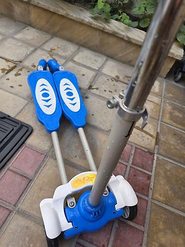 2 tekerli scooter: Uşaq üçtəkərli skuter – mavi/ağ rəngli - İki ayaqaltılı dizayn: hər — 1