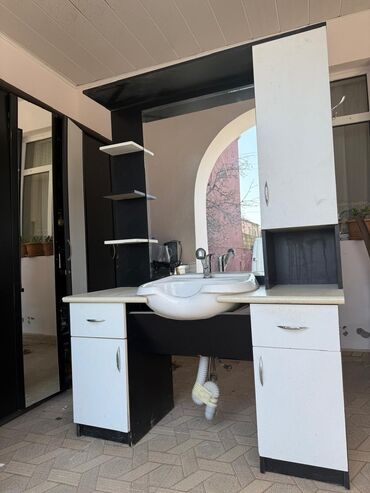 sud ceken: Güzgülü və lavabolu bu çoxfunksiyalı salon mebeli, saç ustası və ya