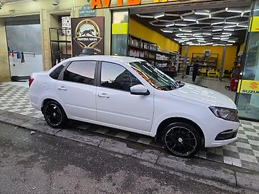 VAZ (LADA): LADA Granta sedan – ağ rəng, zərif və praktik şəhər avtomobili. Əsas — 1