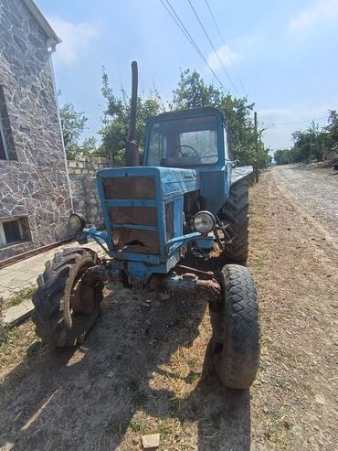 maşın təkər: Mavi rəngdə kənd təsərrüfatı işləri üçün nəzərdə tutulmuş traktordur
