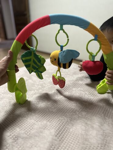 коляски игрушки: Развивающая дуга на коляску с игрушками-шуршалками и грызуном из