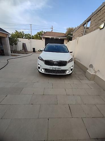 Kia: Ağ rəngdə olan Kia Sorento avtomobili. Avtomobilin arxa hissəsində LED — 8