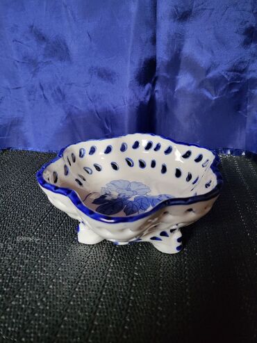 Ostalo posuđe: Porcelanska nova,vintaz,manja bombonijere. Cinija,bombonijera sa — 1