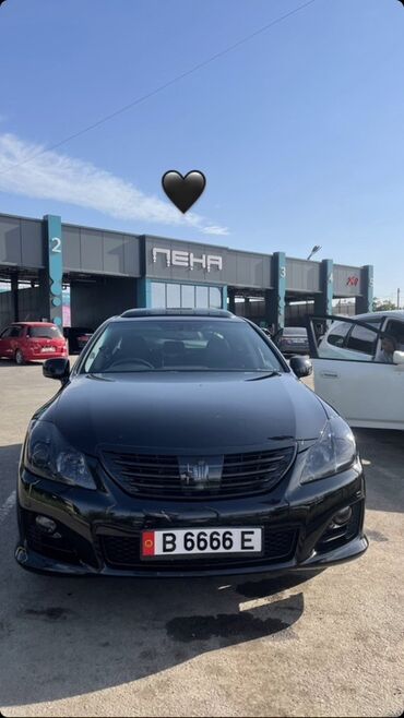 Toyota: Автомобиль Toyota Crown в черном цвете. Автомобиль имеет панорамную