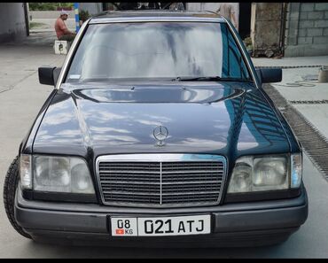 w210 рейка: Седан Mercedes-Benz темного цвета с классическим дизайном. Модель