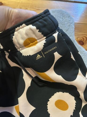 Donji delovi trenerke: Nova Adidas Marimekko trenerka. Naznačena veličina je S, ali odgovara — 7