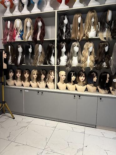 Парикмахеры: Предлагается широкий ассортимент париков, представленных в различных — 11