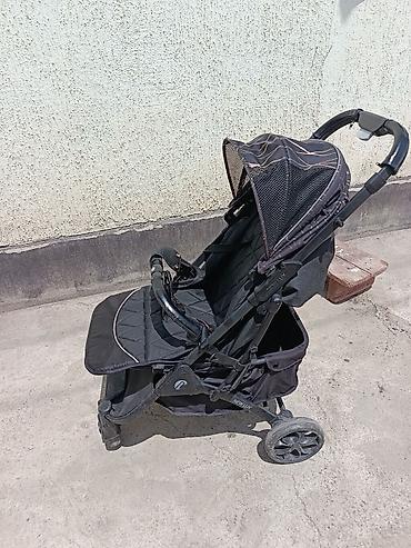 Продаю две коляски козырёк сломался у обеих а так всё работает