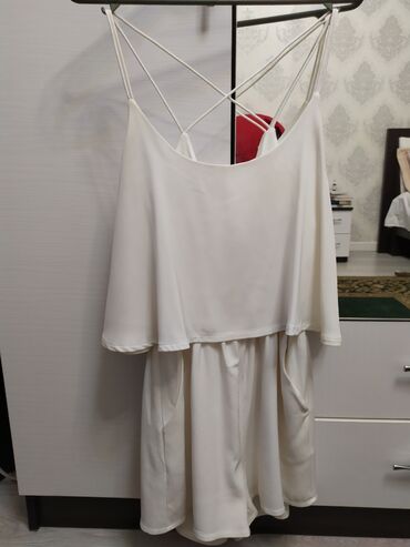 Повседневные платья: Продаю платье шорты, белого цвета, с карманами, покупала в Дубаи