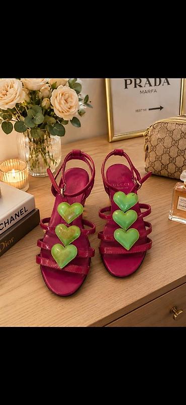 bağlı sandallar: Qadın sandaleti – tünd çəhrayı rəng, yaşıl ürək aplikasiyalı GUCCI - — 1