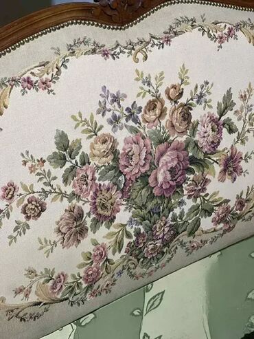 polovan nameštaj polovne ugaone garniture: Stilski krevet 140 x 190cm (Goblen mebl) Dobro stanje_x000D_|x|xLicno