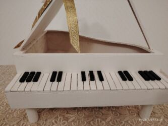 Xonça: Xonca piano satilir icine sokolad ve cicek qoyub hediyye etmek olar — 9