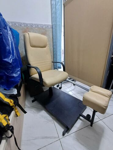 кресла парихмахерская: Продаётся педикюрное кресло, стул, ширма - в хорошем состоянии. 5000