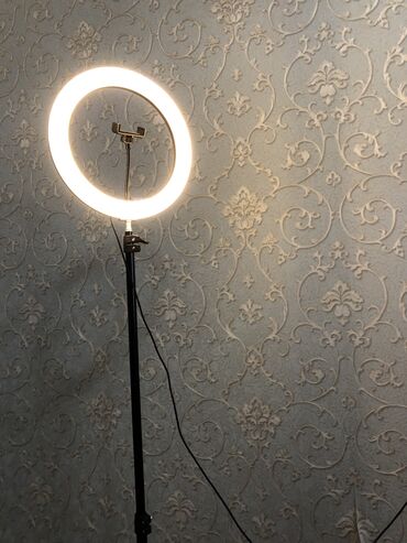 лампы для салона красоты: Лампа 
3 свет
1,5метр
Цена:1700 сом