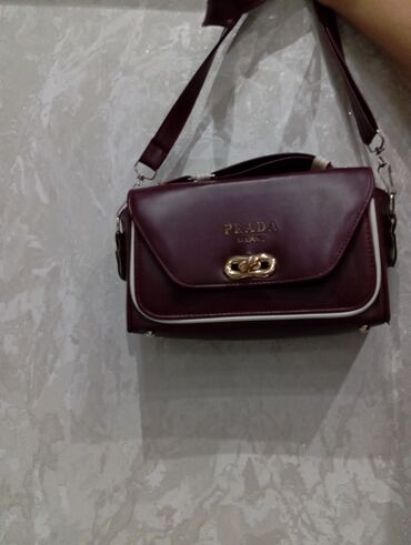 Polo köynəklər: Çiyin çantası, Prada, İşlənmiş