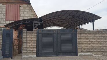 Распашные ворота: Кованые ворота с калиткой, декоративная решетка и подсвеченные — 12