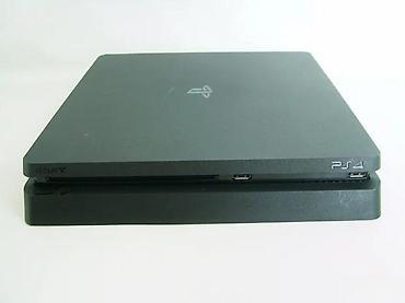 PS4 (Sony Playstation 4): U ponudi je Sony PlayStation 4 Slim. Konzola je odlično očuvana — 12