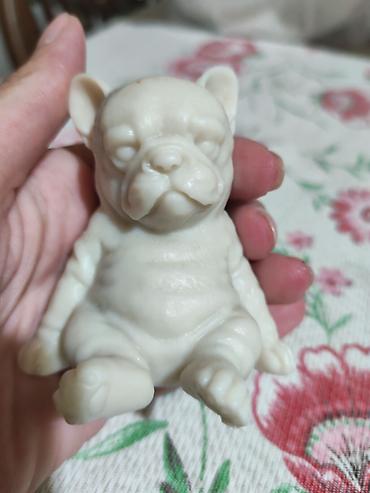 primark stranger things: Dekorativna figurica – sedenje šteneta (verovatno buldoga), izrađena u — 3