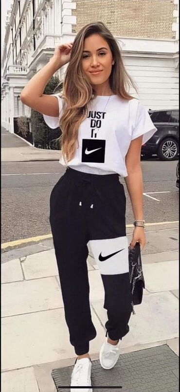 Gornji i donji deo: Veličine S M L XL
Cena 4400 din n — 17