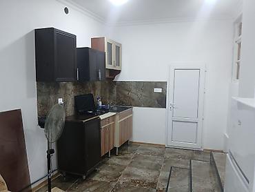 ev kirayesi: Kirayə üçün 1 otaqlı mənzil (studiyaya yaxın plan). Şəkillərdə — 4