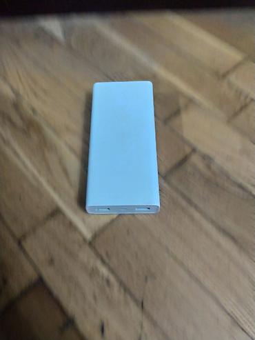İki USB çıxışlı portativ enerji bloku (powerbank) - Rəng: ağ, kompakt