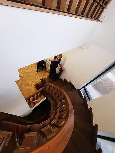 Изготовление перил: Элегантная винтовая лестница с перилами, выполненными из комбинации — 2