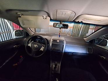 Toyota: Toyota Corolla sedan - Korpus: 4 qapılı sedan, ağ rəng - Nəsil — 7