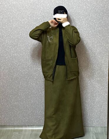 Dəstlər, kostyumlar: *Sport, Ətəkli Dəst.* *Parça: Nabuk.* *Ölçü: Standart: (38 40, 42, 44 — 2