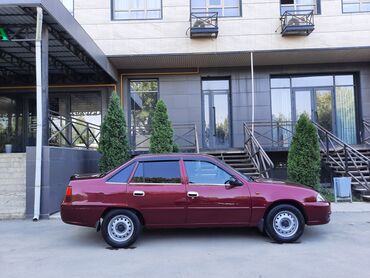гранат деу нубира: Седан Daewoo Nexia вишневого цвета. Автомобиль имеет классический