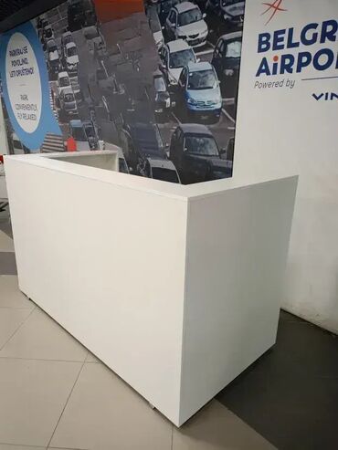 Ostali nameštaj: Pult 15 Materijal: Izrađen od Univera u belom dekoru, debljine 18mm — 7