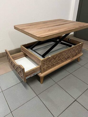 Stolovi: Dostupne su 4 boje, Dimenzije stola su 60x90, a kada se rasklopi — 3