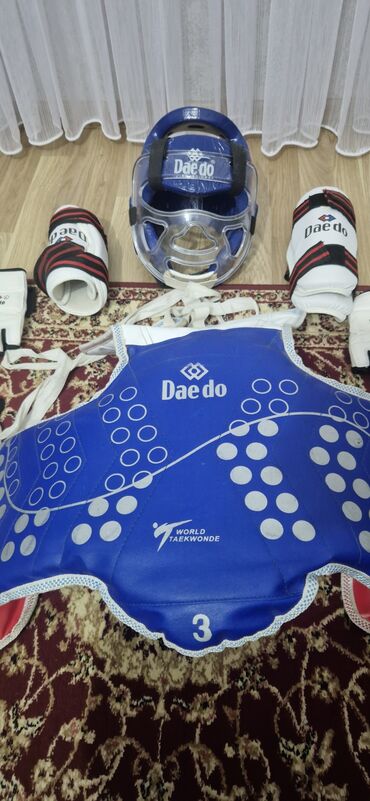 Qoruyucu aksesuarlar: Taekvondo üçün tam qoruyucu dəst – Daedo Komplektin tərkibi: - Daedo — 2