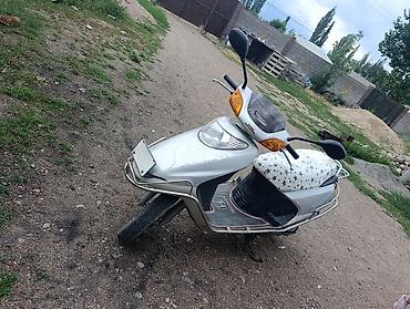 реплика мото: Скутер Honda Dio (серия AF) серебристого цвета. бензин - Компактный — 1