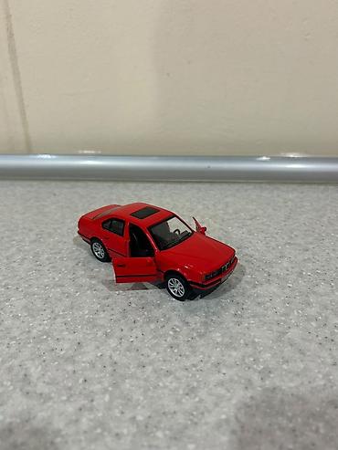 oyuncaq bmw: Qırmızı rəngli sedan miniatür avtomobil modeli - Korpus: dörd qapılı — 5