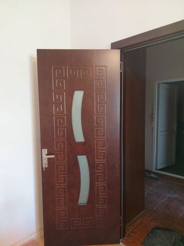 Входные двери: Şüşə elementli qapı tünd qəhvəyi 
Yaxşı vəzyiyətdədir
2 ƏDƏD