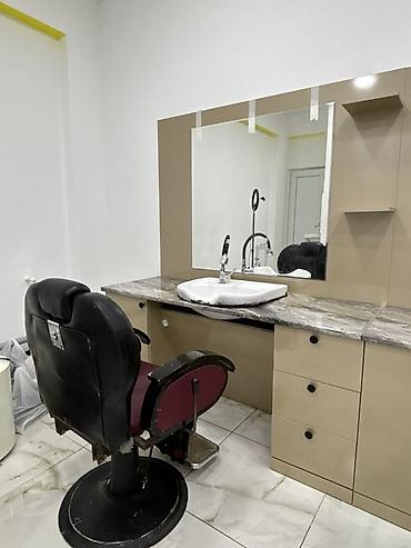 Salon, tibbi mebel: Peşəkar bərbər mebeli və iş guşəsi komplekti - 3 iş stansiyası: hər — 5