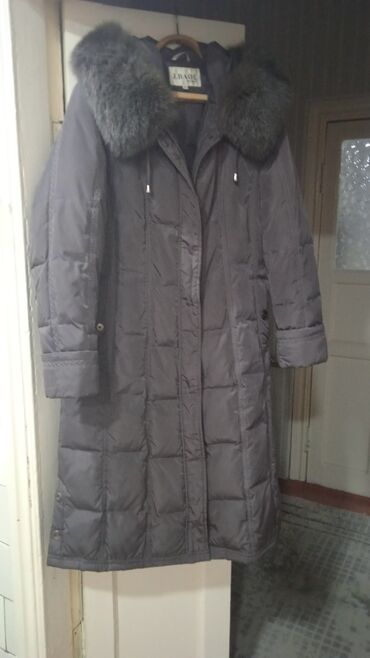 длинное трикотажное платье с капюшоном: Длинная женская пуховая куртка/пуховик с капюшоном и объёмной опушкой